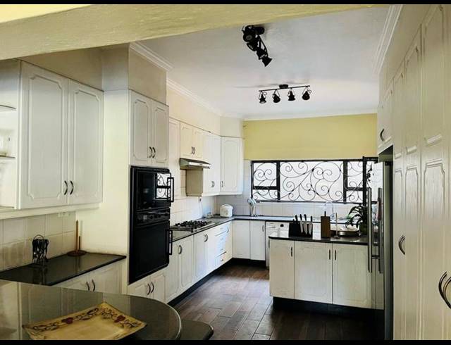 4 BEDROOM HOUSE FOR SALE IN DOWERGLEN EXT 4